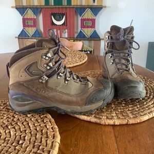 Oboz women’s 10.5 waterproof hiking boots newish